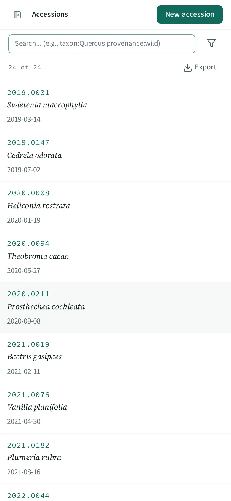 La misma lista en un teléfono, reducida a una entrada por accesión, con el taxón y la fecha apilados bajo el código.